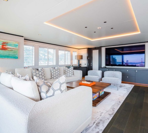 Main Deck Saloon Seating And Tv