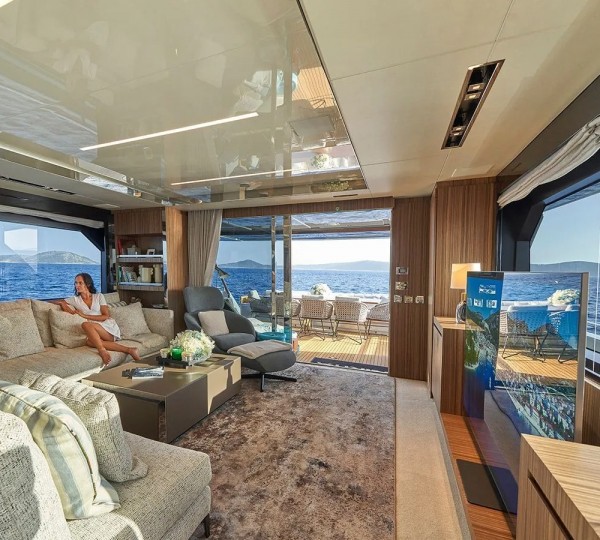 Main Saloon With Amazing Views