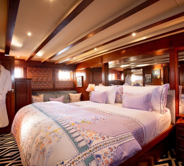 Master - Full Beam On Lower Deck 