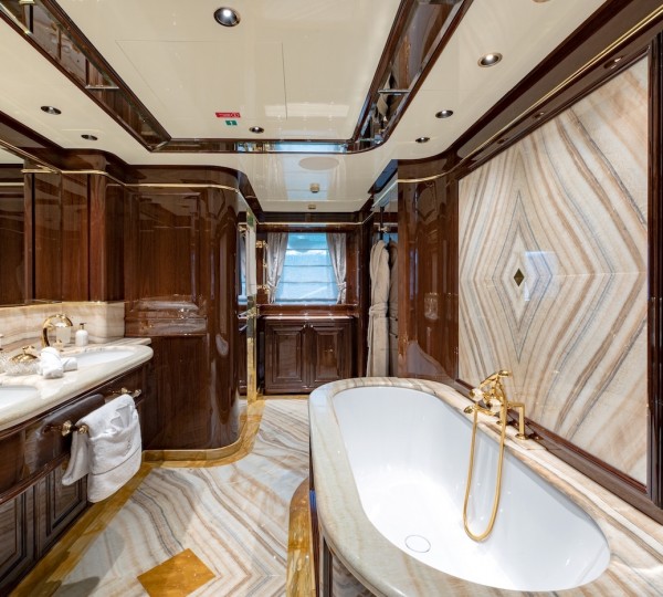 Master Ensuite - Main Deck