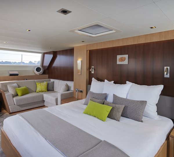 Master With Seating And Desk