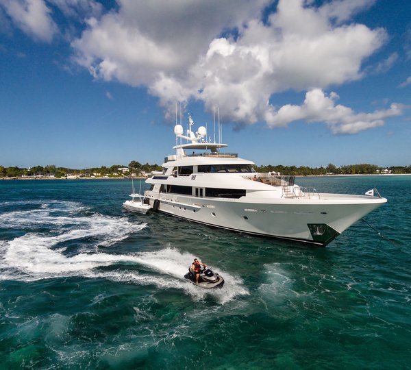 Motor Yacht W Running