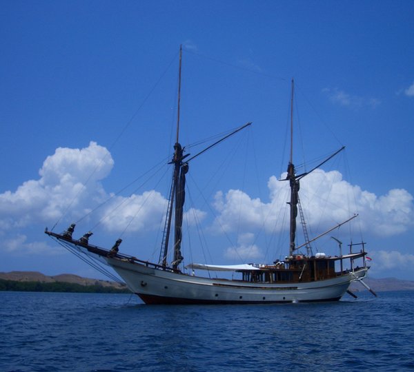 Phinisi_silolona_profile