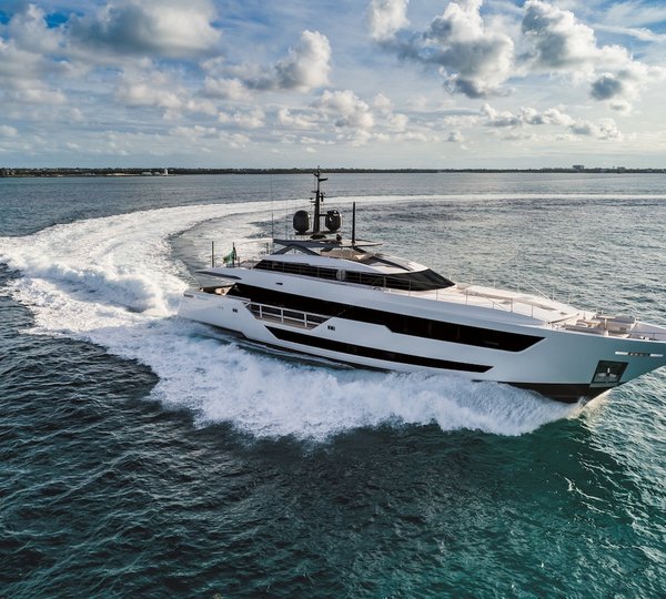 Running Ferretti Custom Line 120