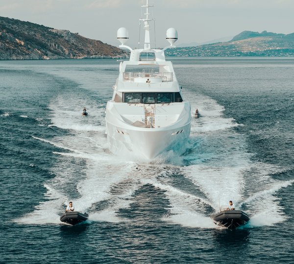 Running Bow View With Toys