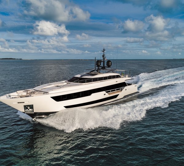 Running Profile Of The Custom Line Yacht