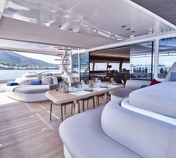Aft deck with alfresco dining
