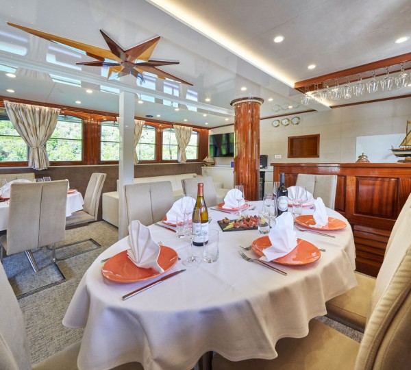 Saloon - Elegant Dining