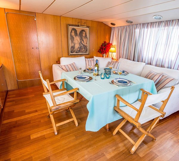 Saloon With Dining Set Up