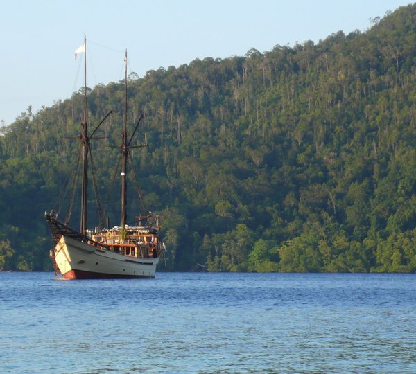 Silolona - At Anchor