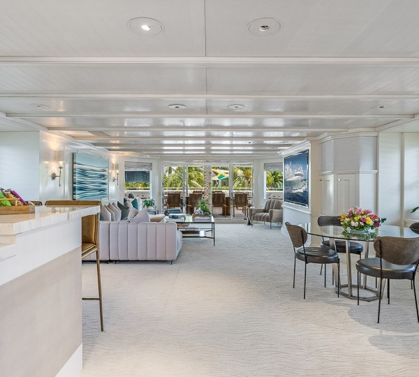 Skylounge - With Bar And Table