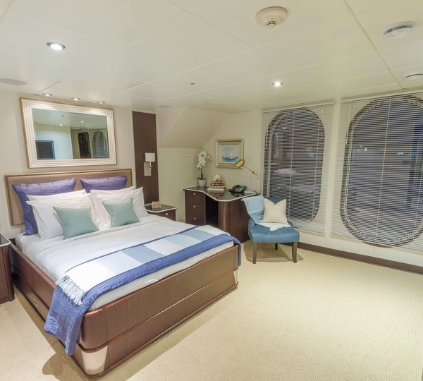 Spacious Cabin With Seating