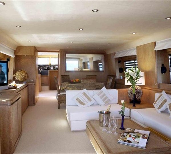 Spacious Salon Mizar Of London Sistership