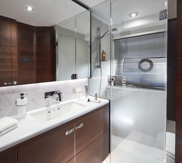 Starboard Cabin Ensuite