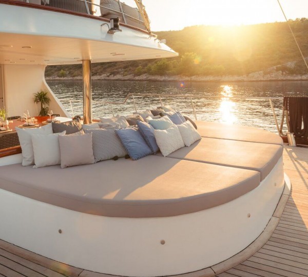 Sunabthing And Dining On Deck