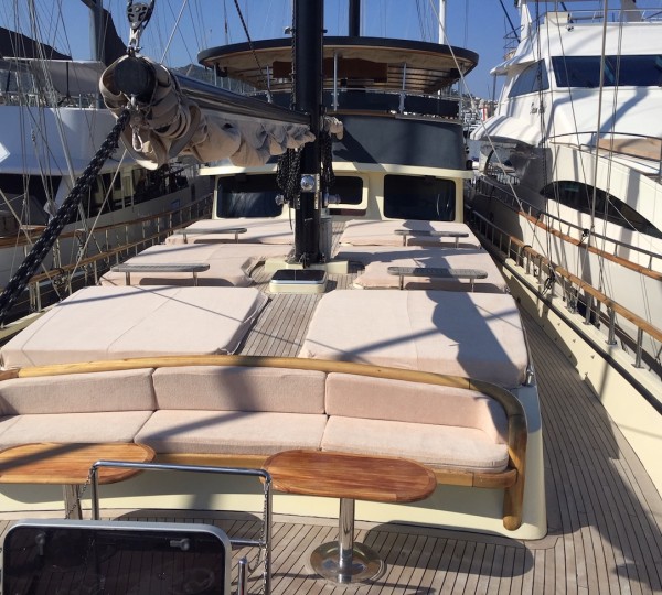 Sunbathing And Seating Area Forward