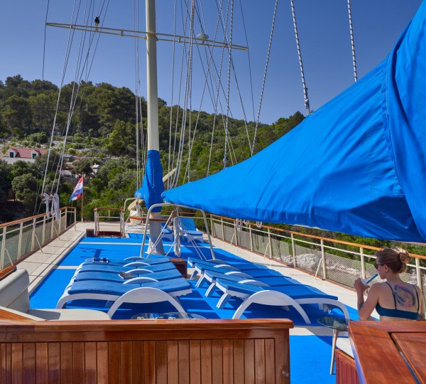 Sundeck - Sunbathing Area