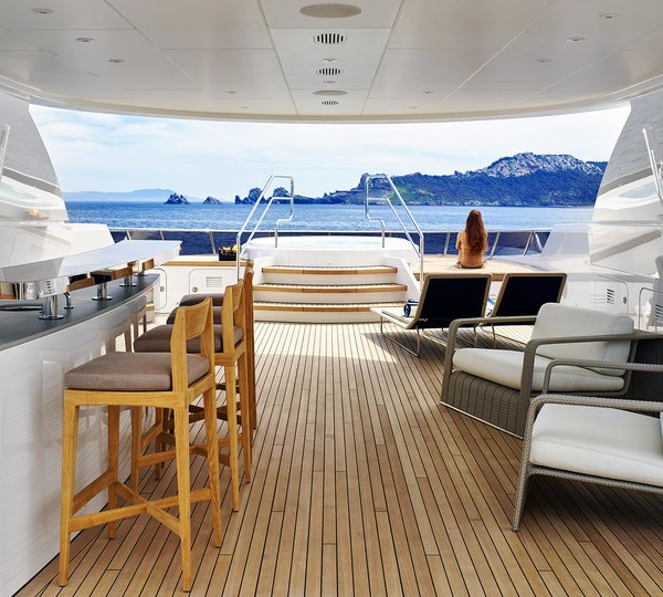 Sundeck Looking At The Jacuzzi From The Bar Area