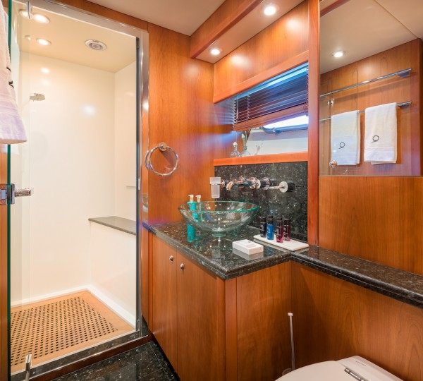 Twin - Starboard Bathroom