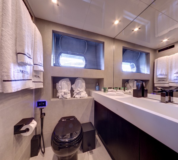 Twin Cabin 1 Bathroom