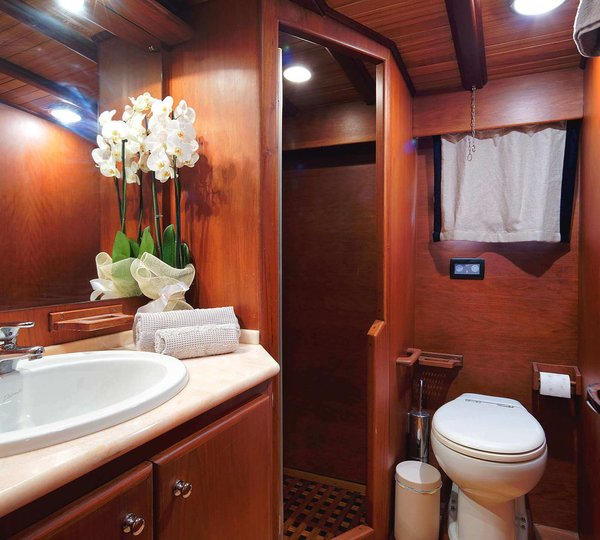 Twin Guest Cabin Ensuite Bathroom