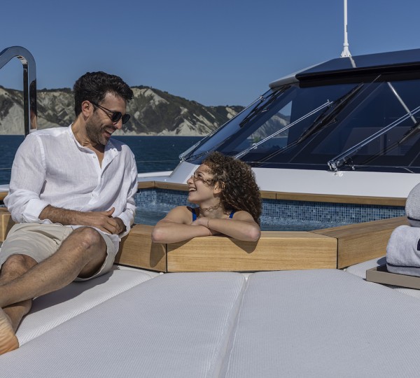 Yacht Jacuzzi - Lifestyle