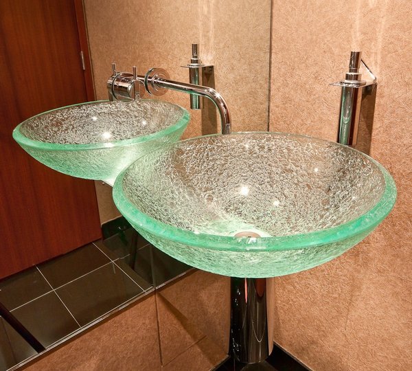 Close Up: Yacht ANDIAMO's Bath Captured