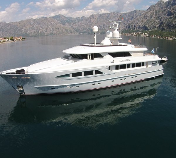 The 38m Yacht ALUMERCIA