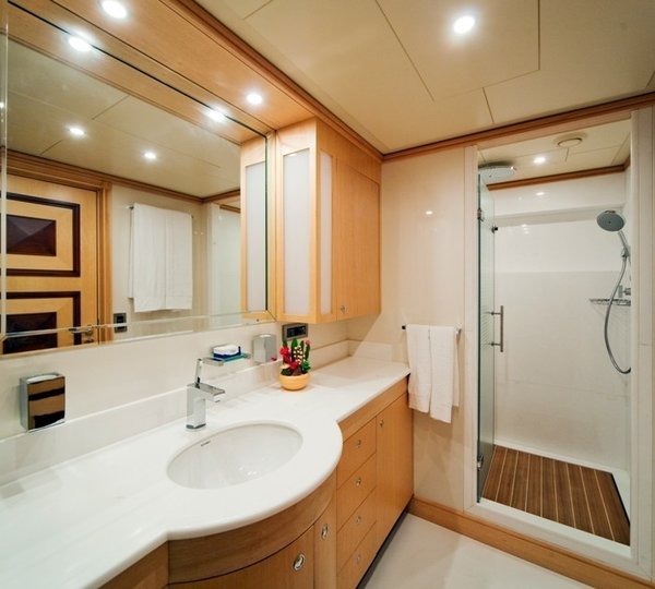 Portside Bath On Yacht GOLDEN HORN