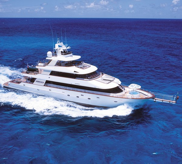 Cruising On Yacht FORTY LOVE