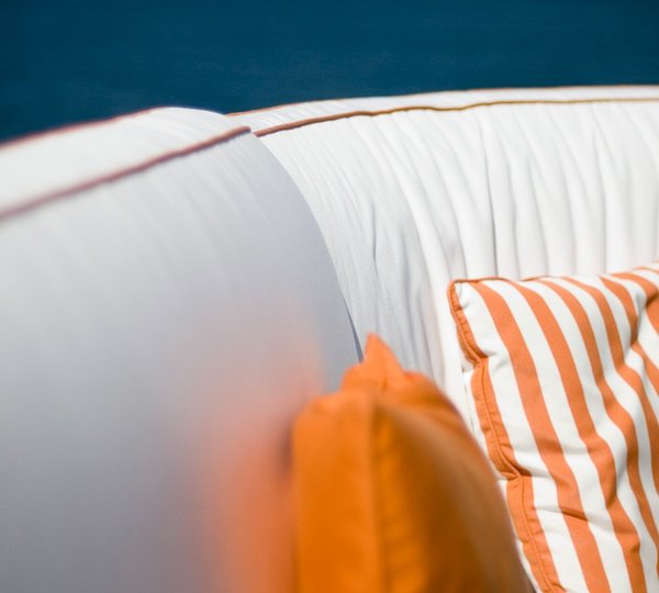 External Sitting: Yacht BLUE VISION's Close Up Photograph