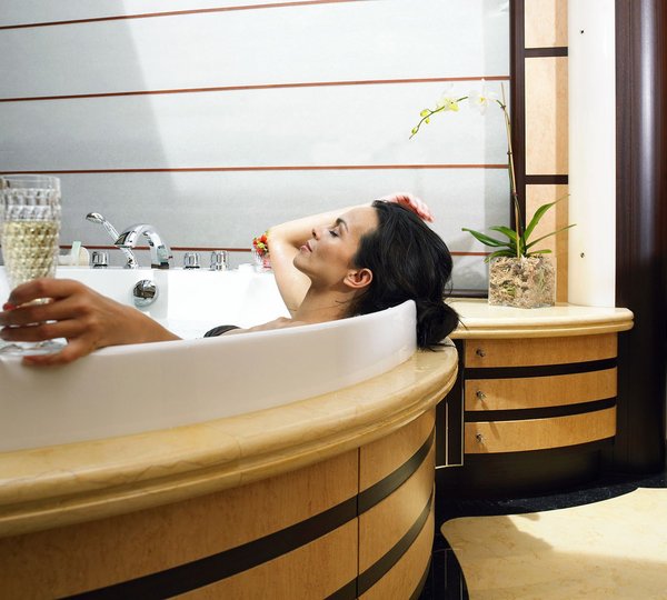 Life: Yacht HARLE's Main Master Jacuzzi Pool Image