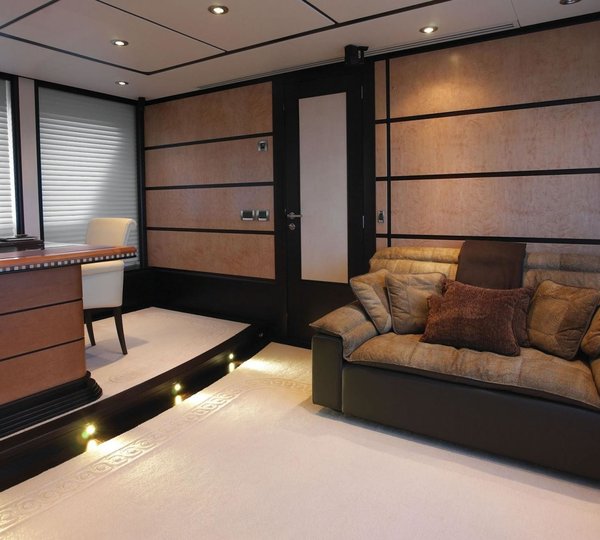 With Full Aspect: Yacht HARLE's Main Master Study Captured