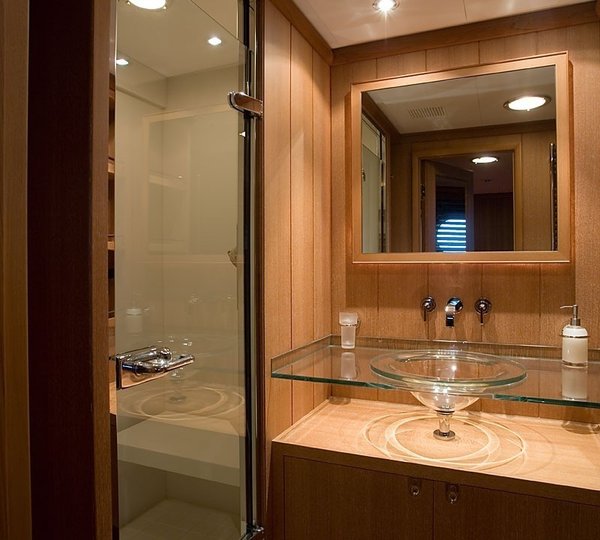 Bath Aboard Yacht HERITAGE