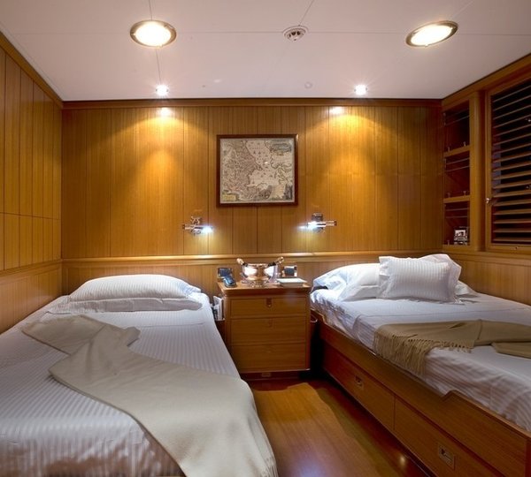 Profile: Yacht HERITAGE's Twin Bed Cabin Photograph