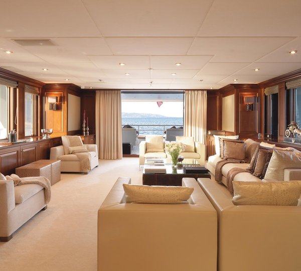 Daytime: Yacht MY LITTLE VIOLET's Saloon Image