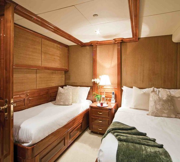 Green: Yacht ONE MORE TOY's Twin Bed Cabin Captured