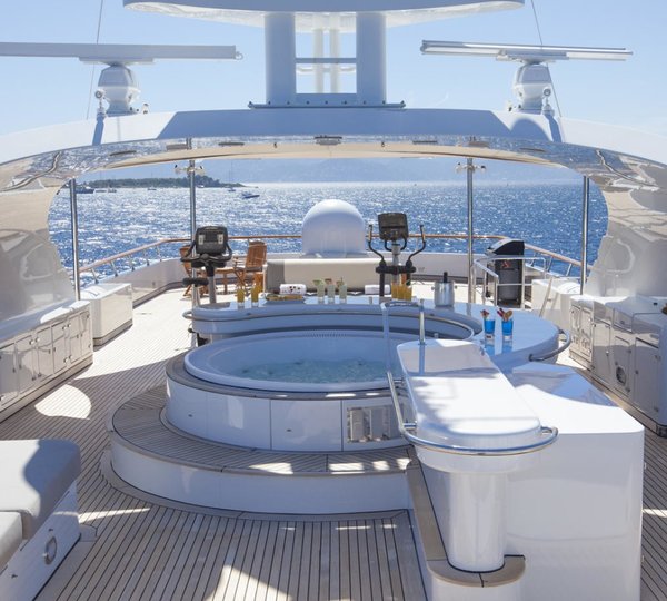 Jacuzzi Pool With Drinks Bar On Board Yacht KANALOA