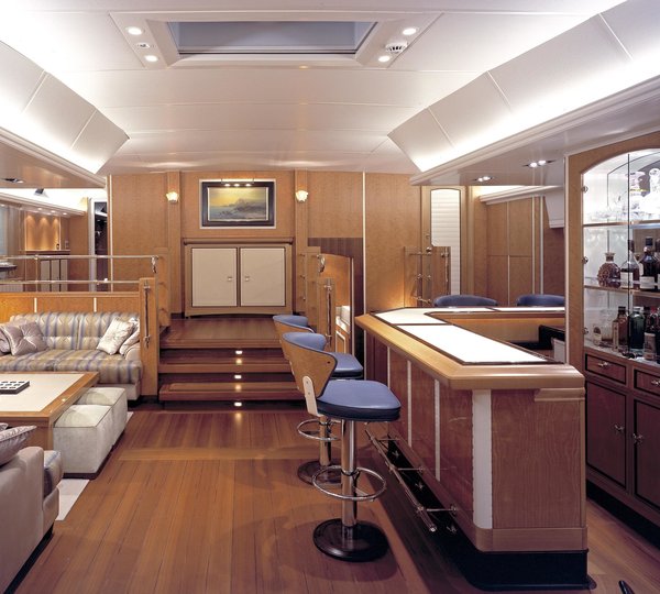 Drinks Bar On Yacht MITSEAAH