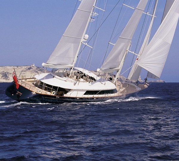 Profile: Yacht IS A ROSE's Cruising Photograph