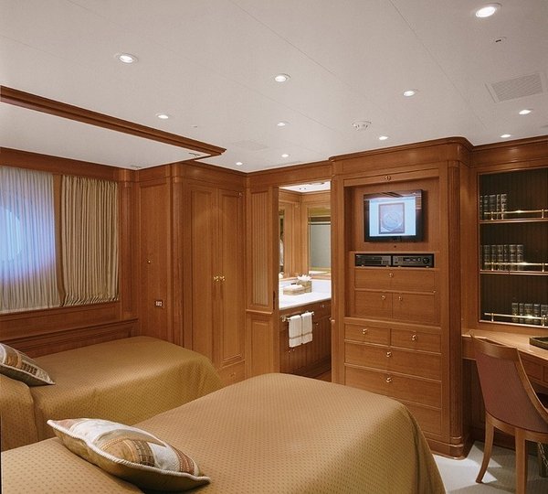 Twin Bed Cabin On Yacht IS A ROSE