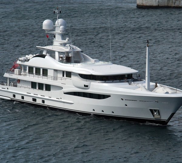 Profile On Yacht LA MIRAGE