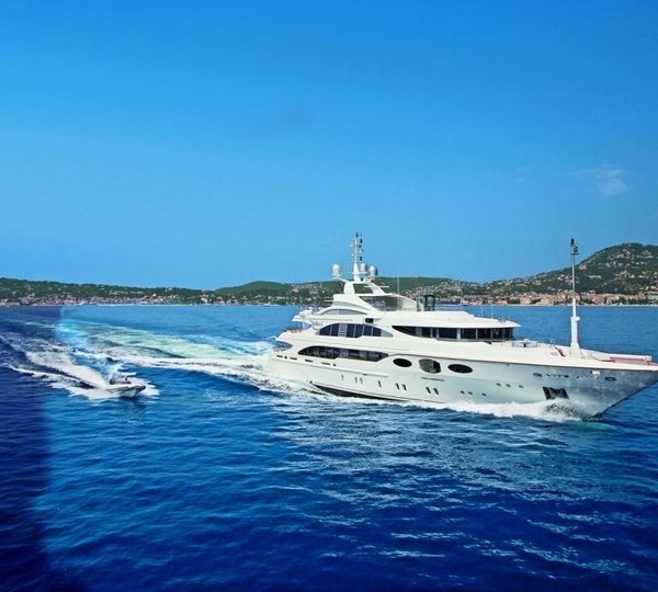 Cruising Aboard Yacht LATITUDE