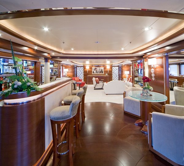 Drinks Bar Zone Aboard Yacht LATITUDE