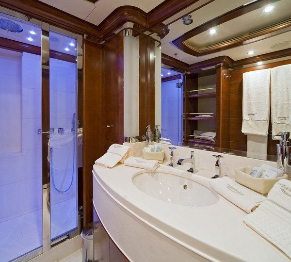Personal Bath Aboard Yacht LATITUDE