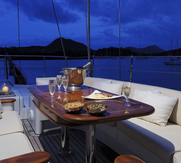 Eating/dining: Yacht DRUMBEAT's Bridgedeck Deck Image