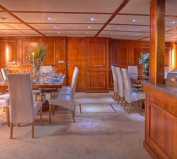 Inside Eating/dining On Yacht SANSSOUCI STAR