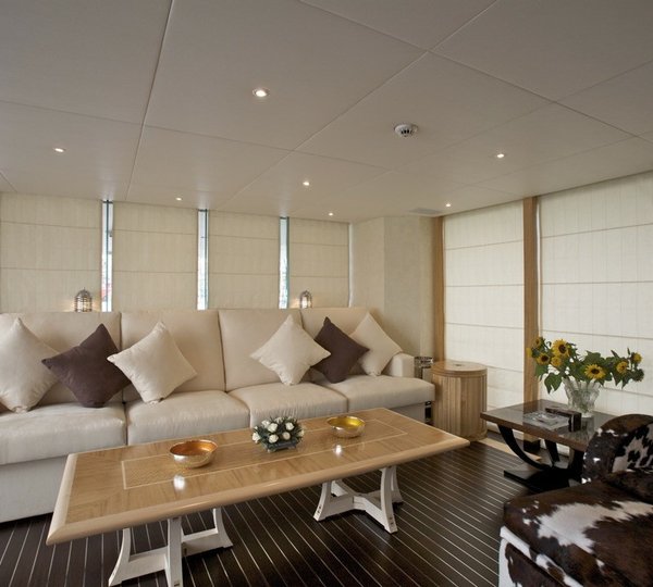 Sitting: Yacht ACHILLES's Sky-lounge Captured