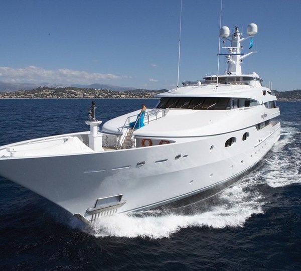 Forward Aspect: Yacht LADY SHERIDAN's Cruising Image