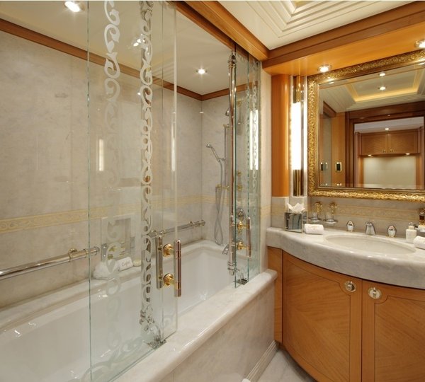 VIP Twin Bed Bath Aboard Yacht CAPRI